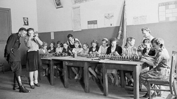  Учащиеся школы ФЗО собирают мины. 1942 год