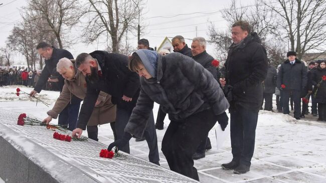 Возложение цветов в поселке Меловое у памятника советским воинам