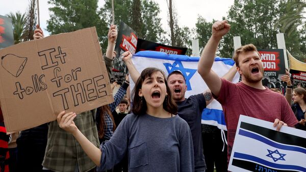 Израильские студенты во время демонстрации в кампусе университета в Тель-Авиве