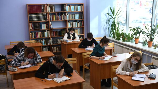 Студенты в читальном зале библиотеки 
