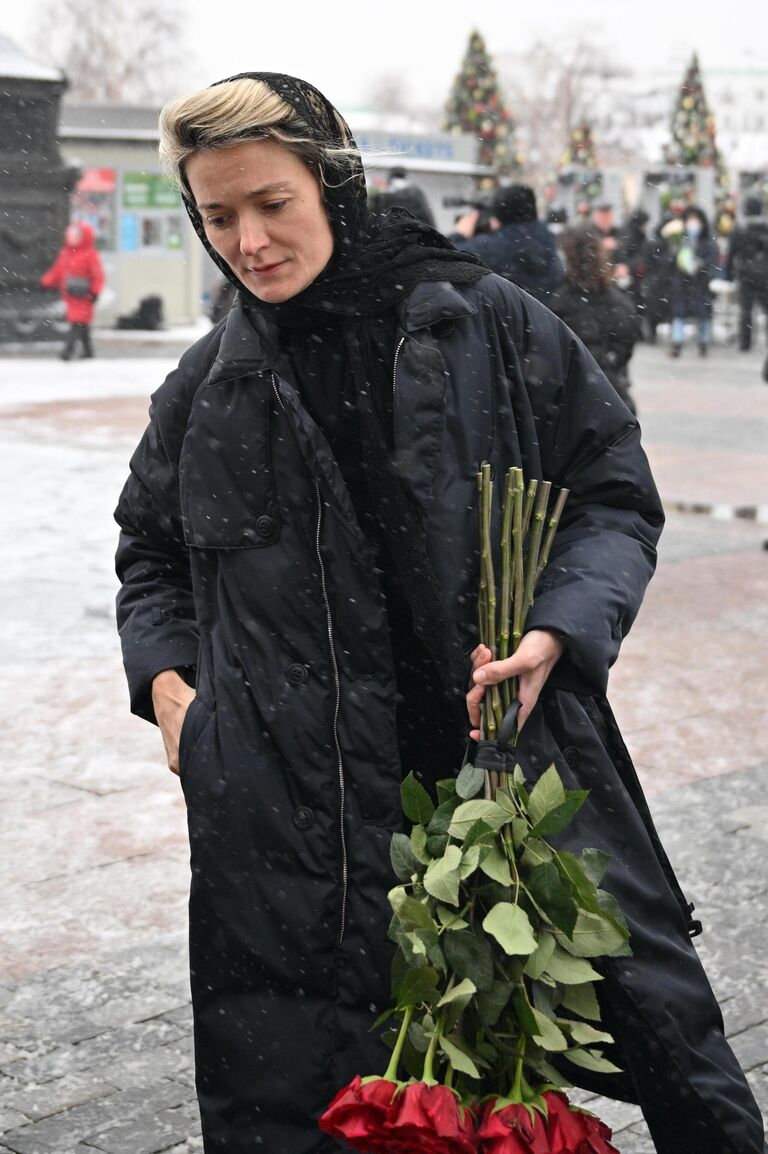 Актриса Надежда Михалкова идет к храму Христа Спасителя на церемонию прощания с народной артисткой СССР Инной Чуриковой