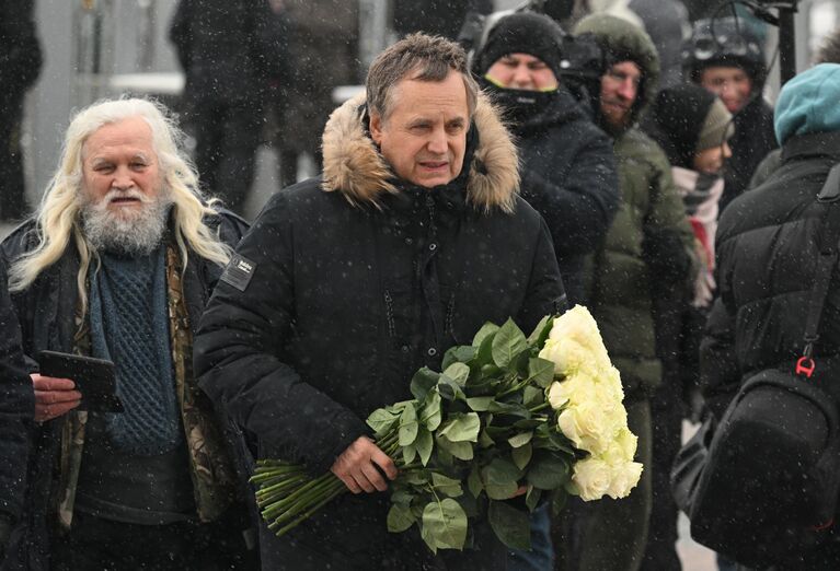 Актер, народный артист РФ Андрей Соколов идет к храму Христа Спасителя на церемонию прощания с народной артисткой СССР Инной Чуриковой