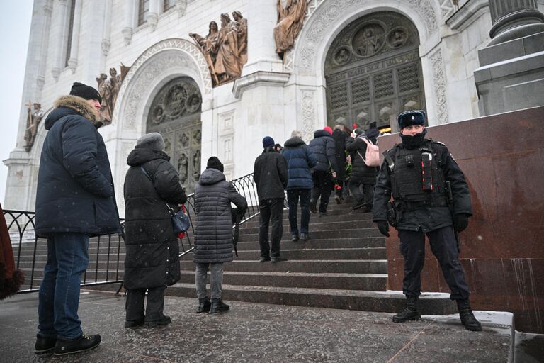 Люди в очереди на входе в храм Христа Спасителя, где проходит церемония прощания с народной артисткой СССР Инной Чуриковой