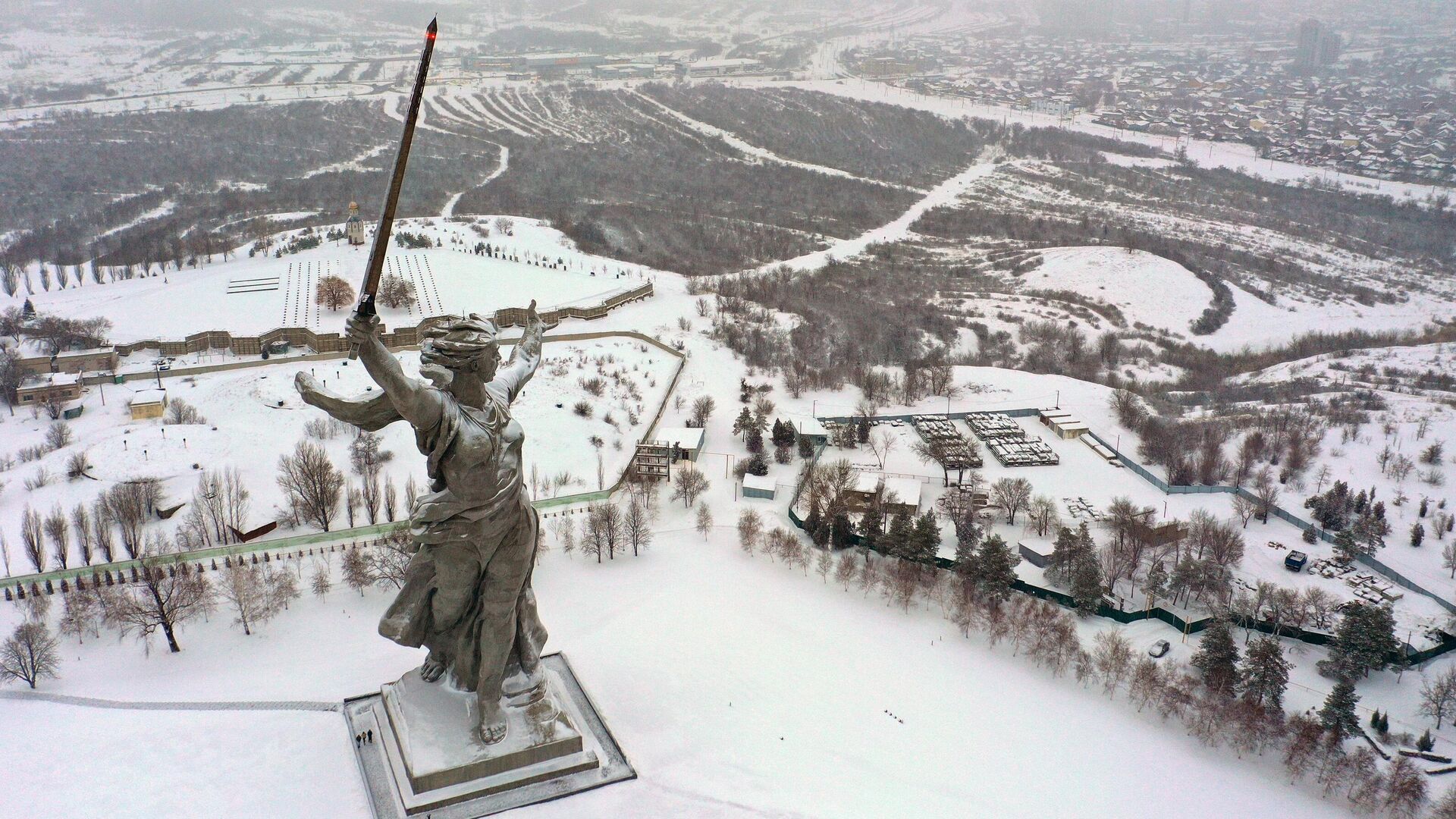 Монумент Родина-мать зовет! на Мамаевом кургане во время снегопада в Волгограде - РИА Новости, 1920, 26.01.2023
