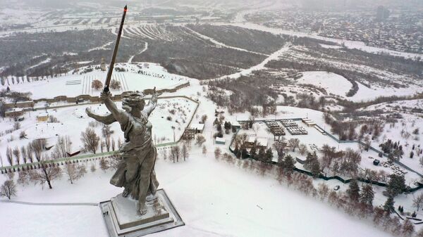 Монумент Родина-мать зовет! на Мамаевом кургане во время снегопада в Волгограде