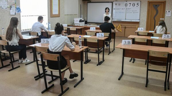 Школьники перед началом государственной итоговой аттестации по русскому языку в форме ЕГЭ