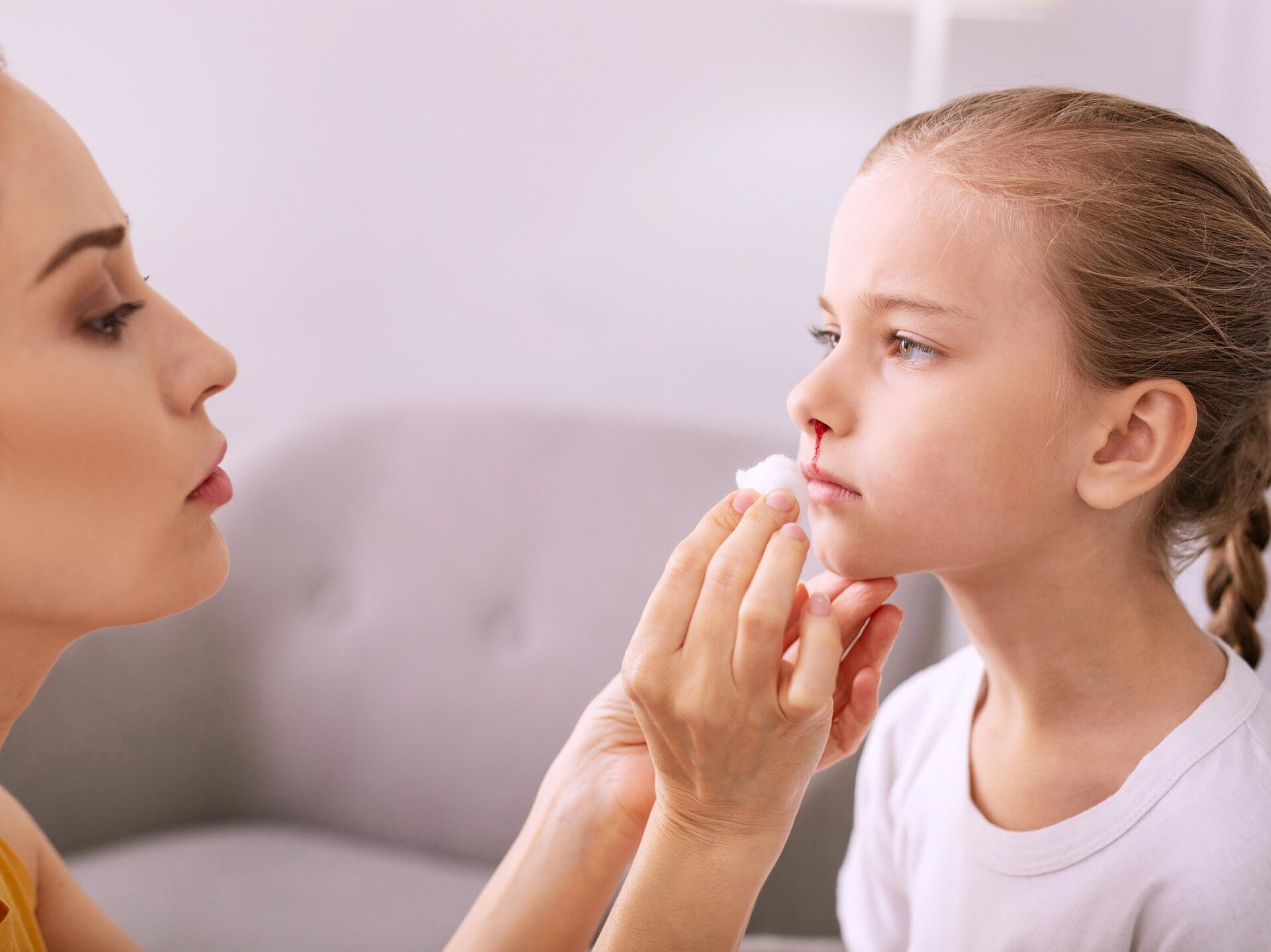 Как остановить кровь из носа: причины, последствия, первая помощь