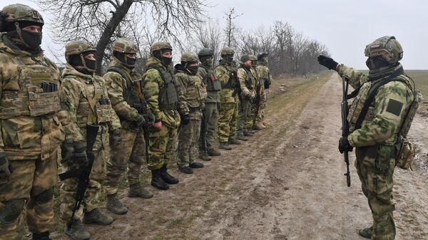 Бойцы добровольческого батальона имени Павла Судоплатова проходят подготовку на полигоне в Запорожской области