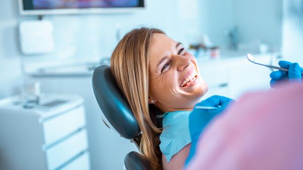 Женщина на приеме у стоматолога 