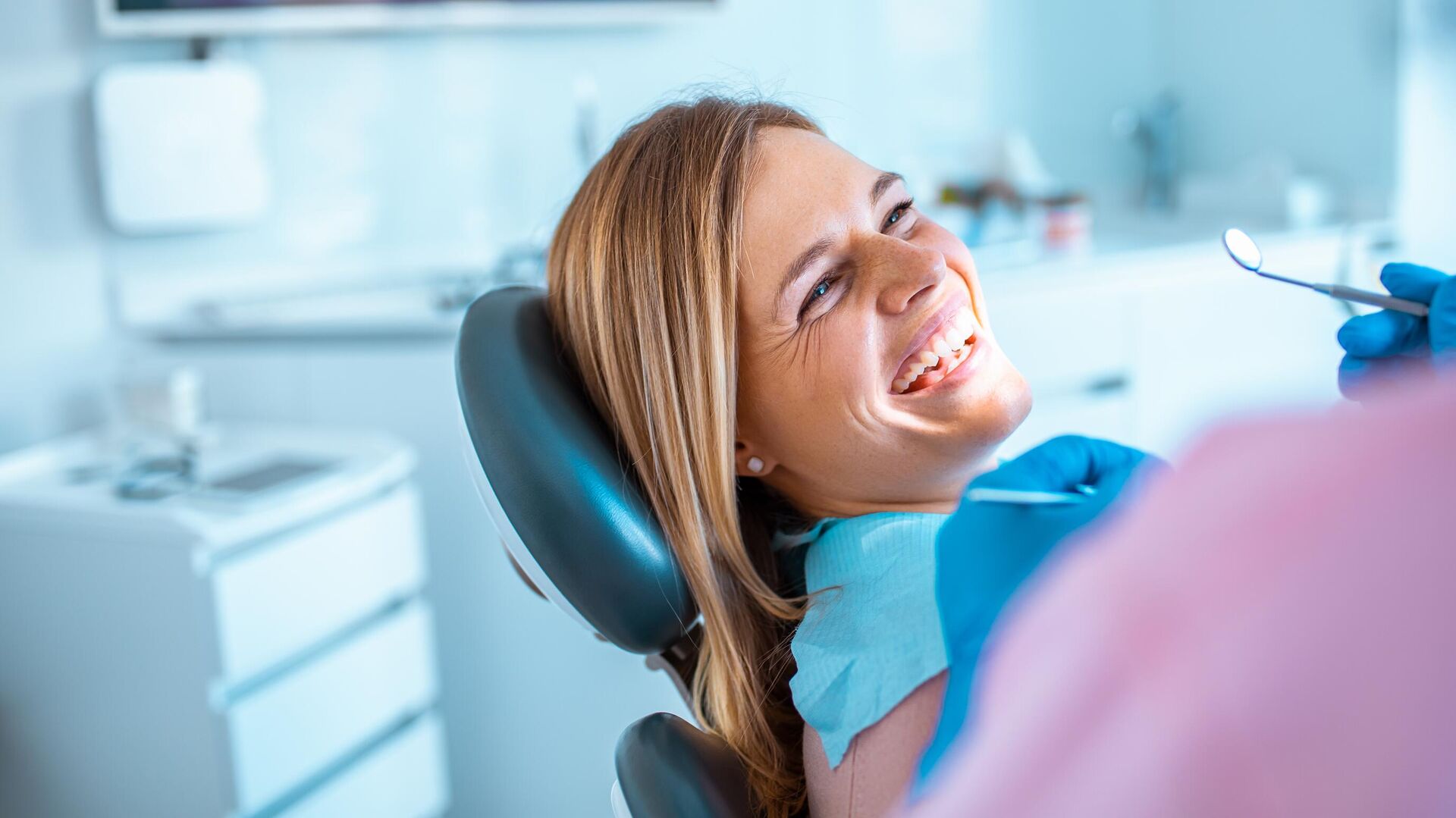 Стоматолог. Стоматолог женщина. Эстетическая стоматология. Прием у стоматолога.