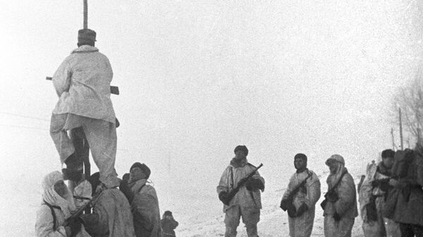 Бойцы Ленинградского фронта водружают Красное знамя на берегу Ново-Ладожского канала в освобожденном Шлиссельбурге