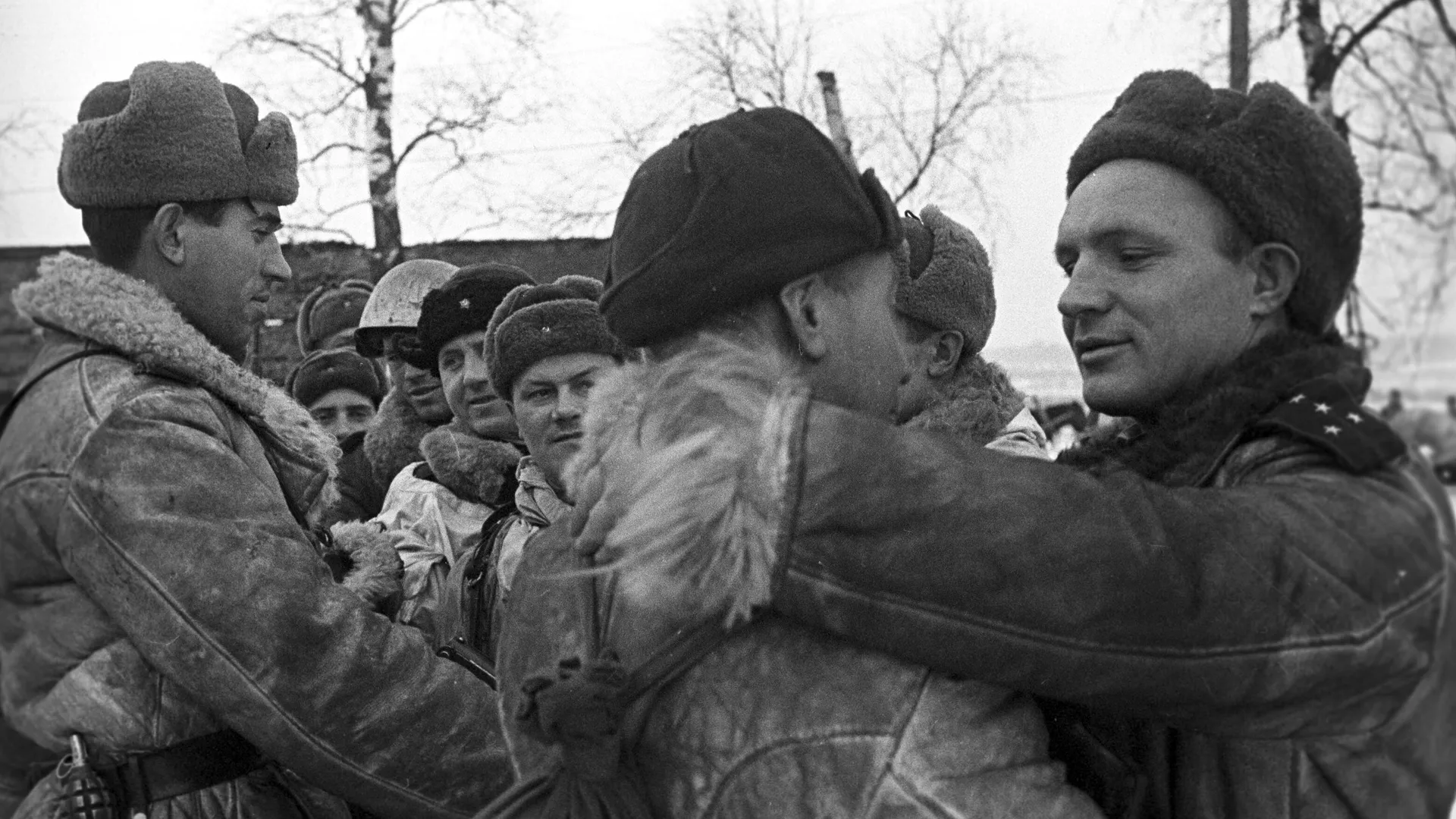 Встреча бойцов Волховского и Ленинградского фронтов в районе рабочего поселка № 1 во время операции по прорыву блокады Ленинграда - РИА Новости, 1920, 18.01.2023