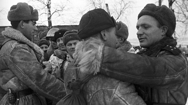 Встреча бойцов Волховского и Ленинградского фронтов во время операции по прорыву блокады Ленинграда