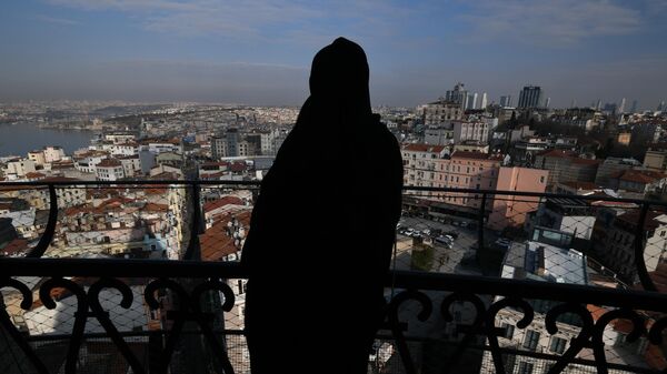 Девушка на смотровой площадке Галатской башни в Стамбуле