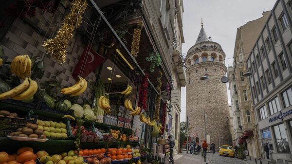 Улица рядом с башней Галата в Стамбуле