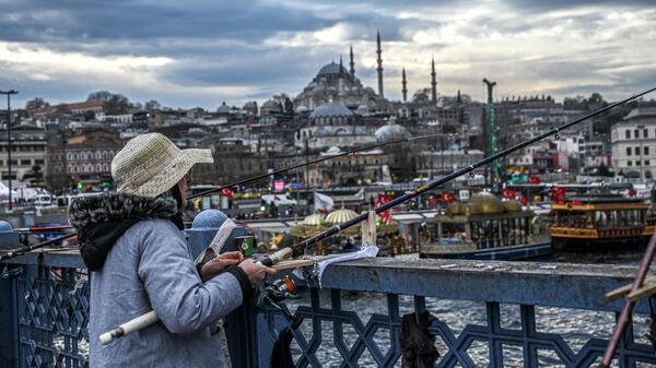 Рыбаки на Галатском мосту в Стамбуле