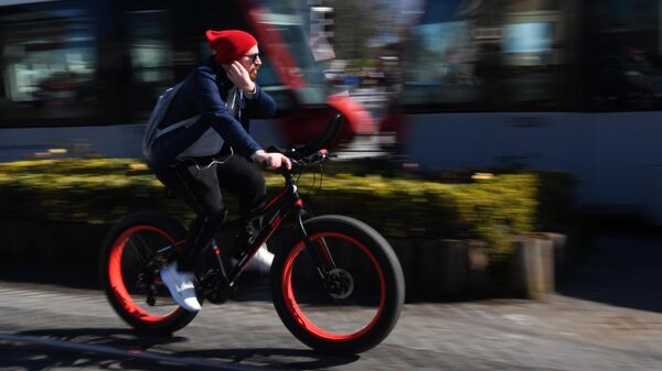 Мужчина едет на велосипеде по одной из улиц Стамбула