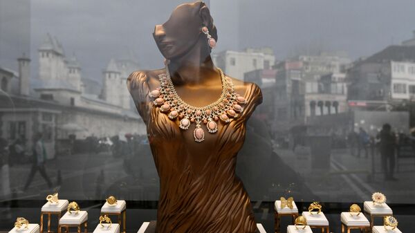 Манекен в витрине ювелирного магазина в Стамбуле