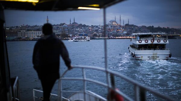 Паромы плывут через Босфор в сторону района Эминёню в Стамбуле, Турция