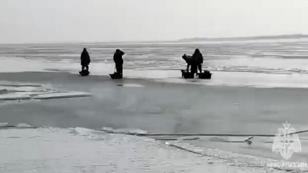 Инспекторы ГИМС спасли рыбаков на Веселовском водохранилище в Ростовской области. Кадр из видео