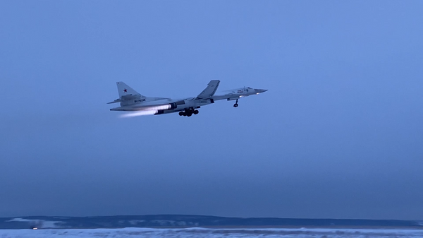 Плановый полет стратегических ракетоносцев Ту-160 над Северным Ледовитым океаном