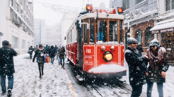 Трамвай на улице Истикляль в Стамбуле