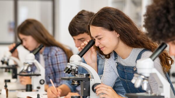 Студенты с микроскопами