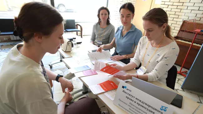 Работа приемной комиссии в Московском государственном лингвистическом университете