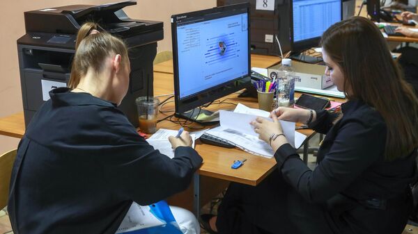 Абитуриент заполняет документы в Московском государственном лингвистическом университете