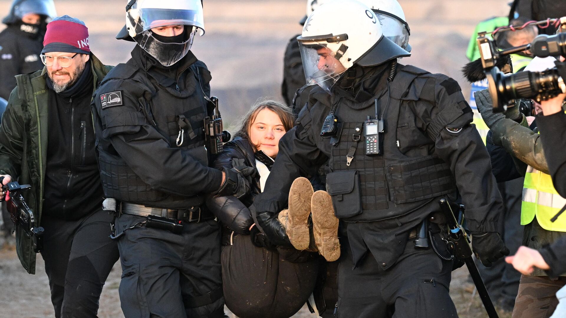 Полицейские уносят шведскую активистку Грету Тунберг с акции протеста против запланированной добычи угля на территории деревни Лютцерат в Германии - РИА Новости, 1920, 17.01.2023