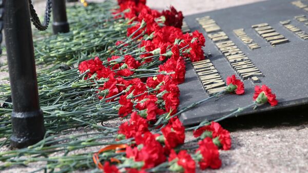 Цветы у памятника Взрыв в селе Мысхако