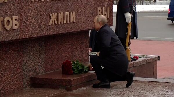 Путин возложил цветы к монументу Рубежный камень 