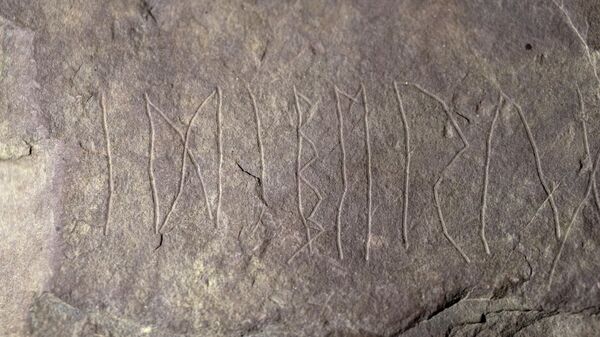 Камень с руническими надписями, найденный норвежскими археологами