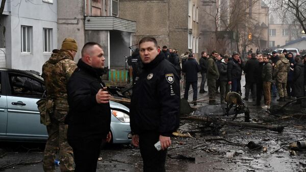Военные и полиция на месте падения вертолета в Броварах, Украина