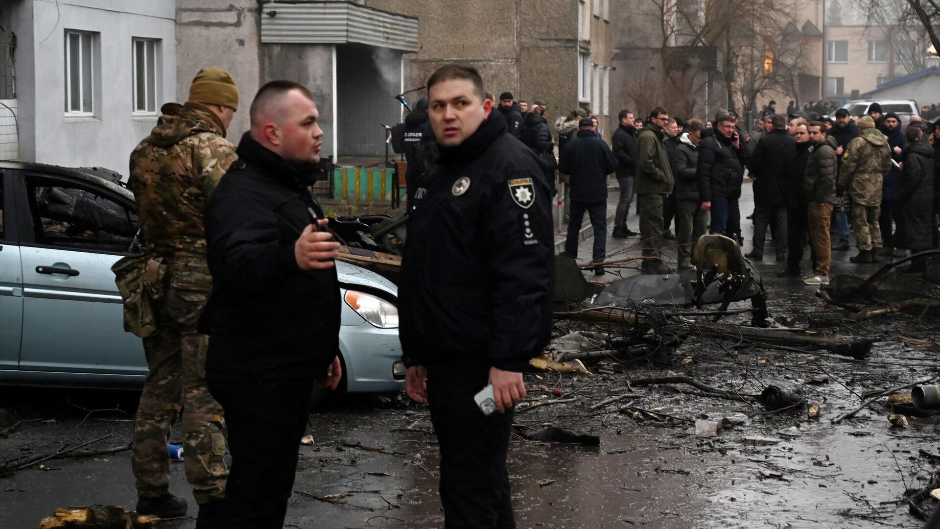 Военные и полиция на месте падения вертолета в Броварах, Украина - РИА Новости, 1920, 18.01.2023