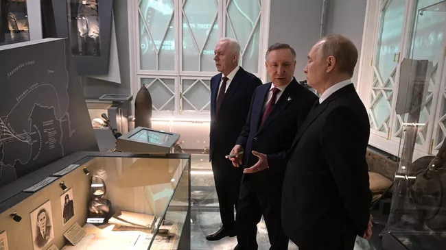 Владимир Путин, губернатор Санкт-Петербурга Александр Беглов и полномочный представитель президента России в СЗФО Александр Гуцан в музее