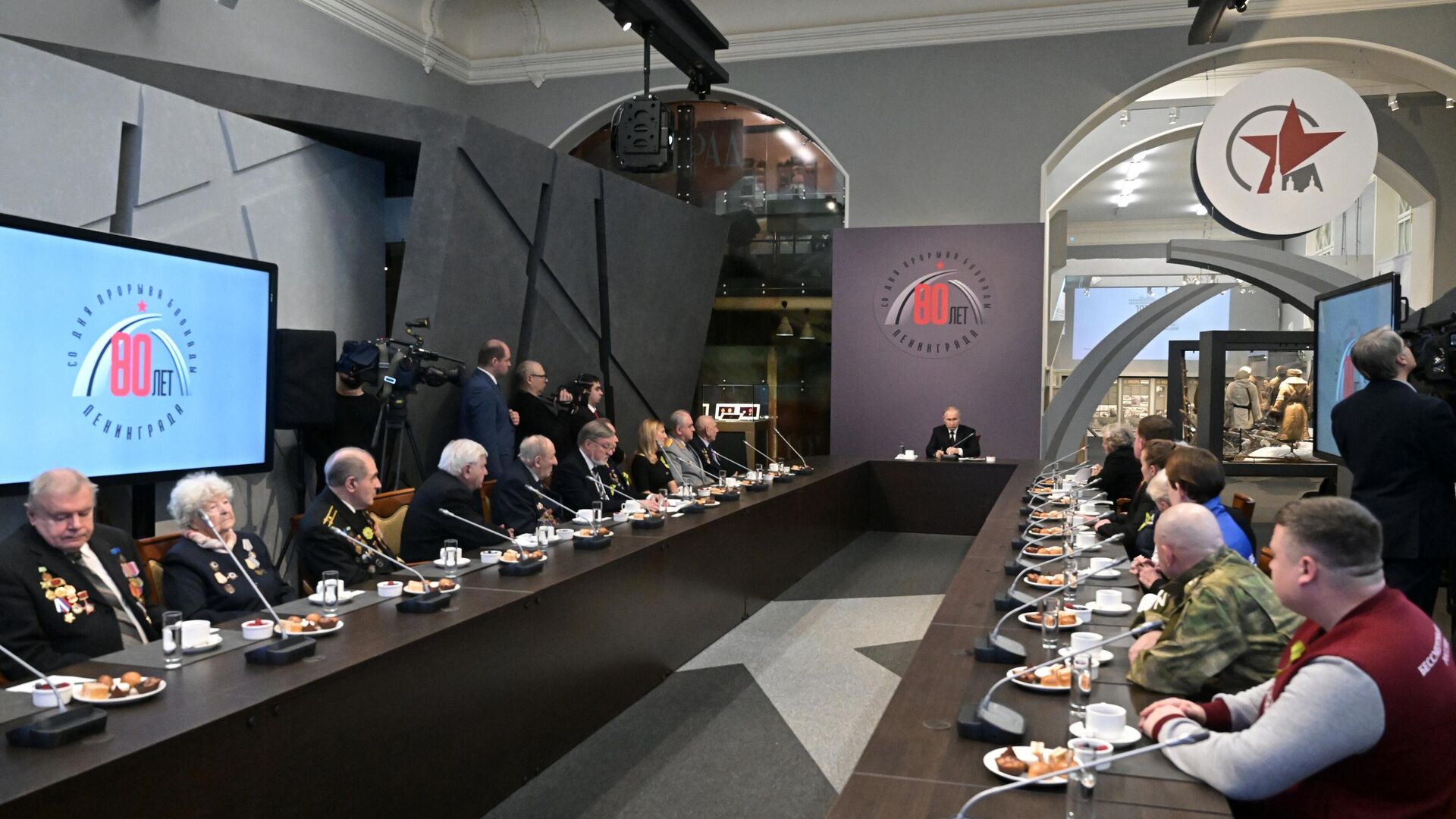 Президент РФ Владимир Путин на встрече с ветеранами Великой Отечественной войны, жителями блокадного Ленинграда и представителями общественных патриотических объединений в Санкт-Петербурге Президент РФ Владимир Путин на встрече с ветеранами Великой Отечественной войны, жителями блокадного Ленинграда и представителями общественных патриотических объединений в Санкт-Петербурге - РИА Новости, 1920, 18.01.2023