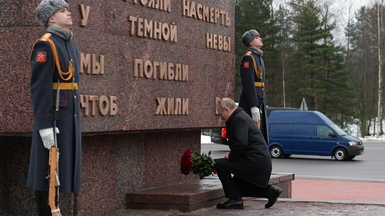 Президент РФ Владимир Путин на церемонии возложения цветов к монументу Рубежный камень, установленному в память о бойцах Великой отечественной войны, воевавших в годы блокады, на военно-историческом комплексе Невский пятачок в Ленинградской области