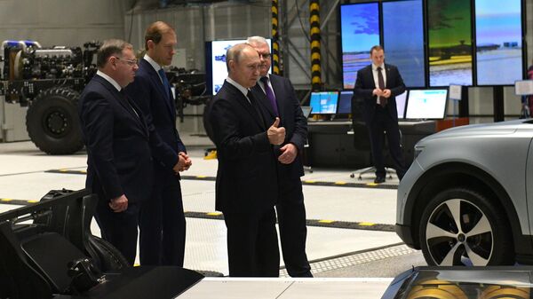 Владимир Путин во время посещения АО Северо-западный региональный центр концерна ВКО Алмаз-Антей