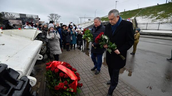 Губернатор Ленинградской области Александр Дрозденко вместе с ветеранами и волонтерами почтил память героев-блокадников