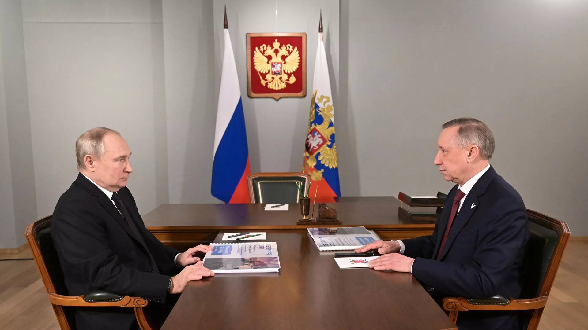Президент РФ Владимир Путин и губернатор Санкт-Петербурга Александр Беглов во время встречи - РИА Новости, 1920, 18.01.2023