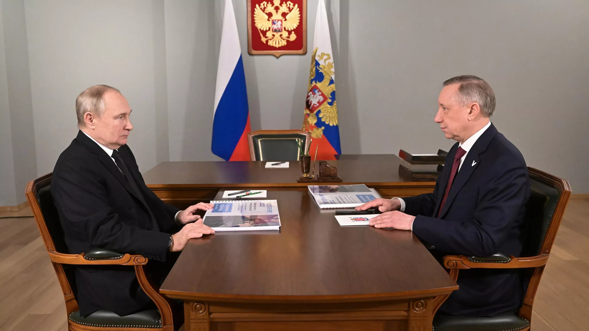 Президент РФ Владимир Путин и губернатор Санкт-Петербурга Александр Беглов во время встречи - РИА Новости, 1920, 02.05.2023