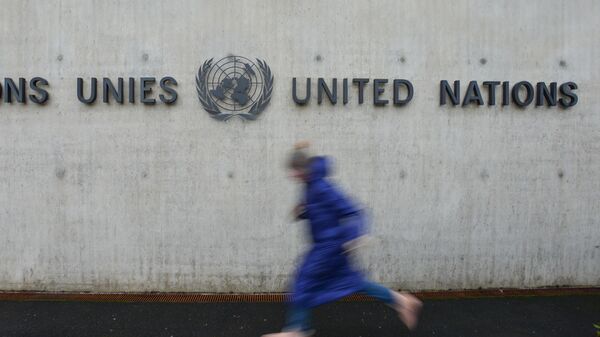 Эмблема Организации Объединённых Наций (ООН) на здании организации в Женеве