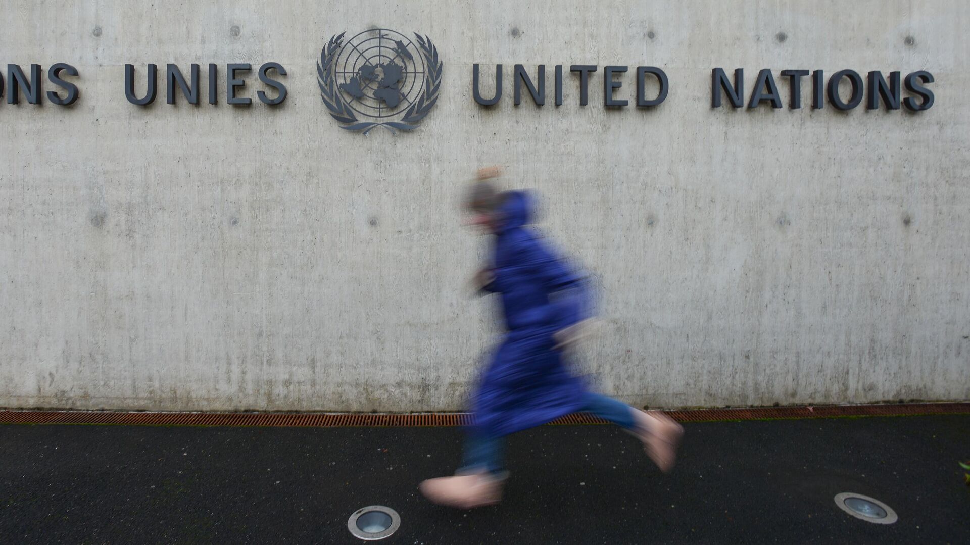 Эмблема Организации Объединённых Наций (ООН) на здании организации в Женеве - РИА Новости, 1920, 09.03.2023