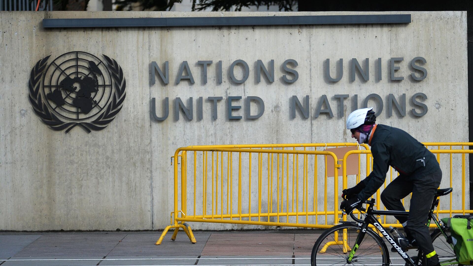 Эмблема Организации Объединённых Наций (ООН) на здании офиса ООН в Женеве - РИА Новости, 1920, 31.03.2023