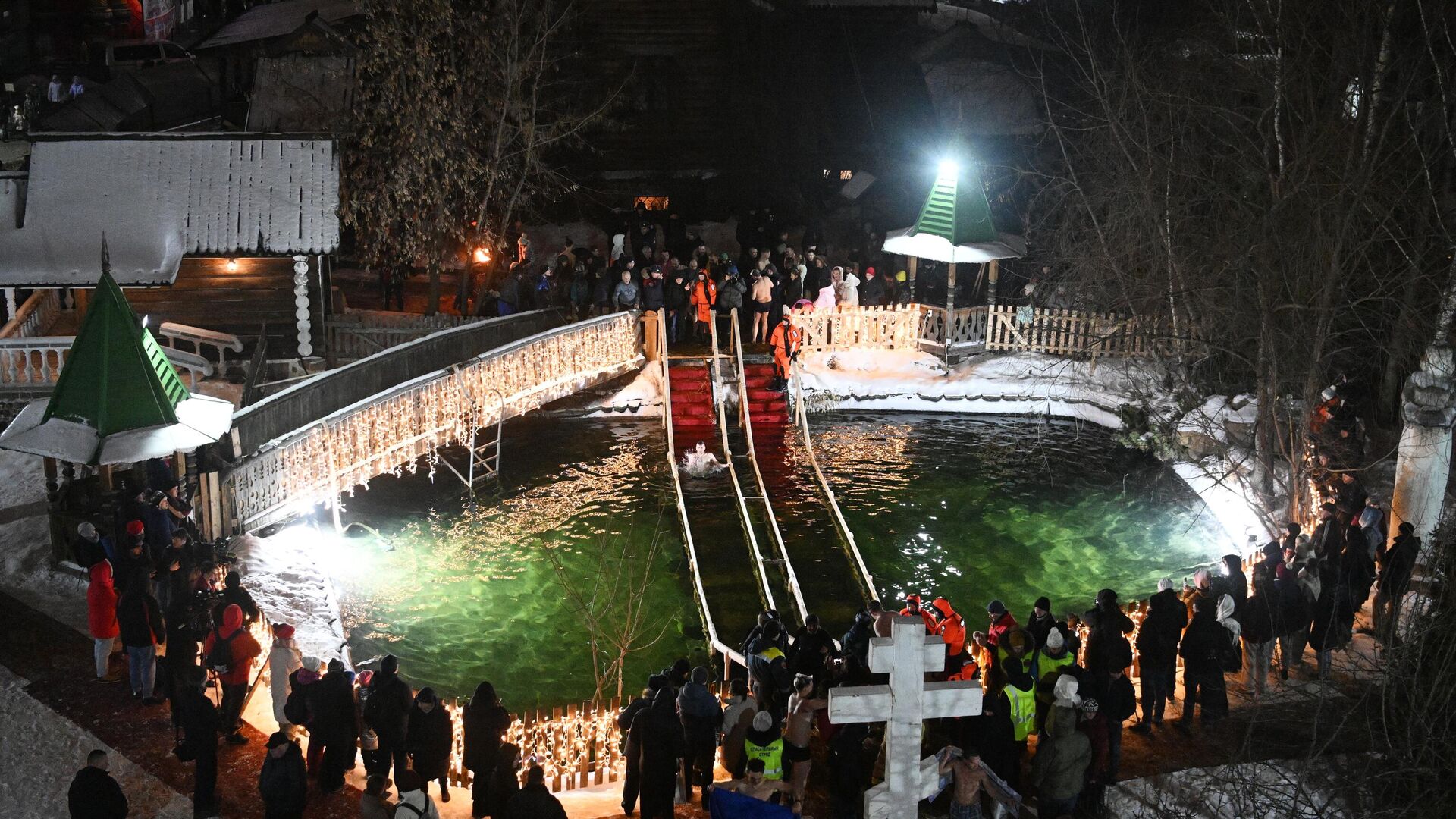 Люди возле купели во время празднования Крещения на территории Измайловского Кремля в Москве Люди возле купели во время празднования Крещения на территории Измайловского Кремля в Москве - РИА Новости, 1920, 19.01.2023