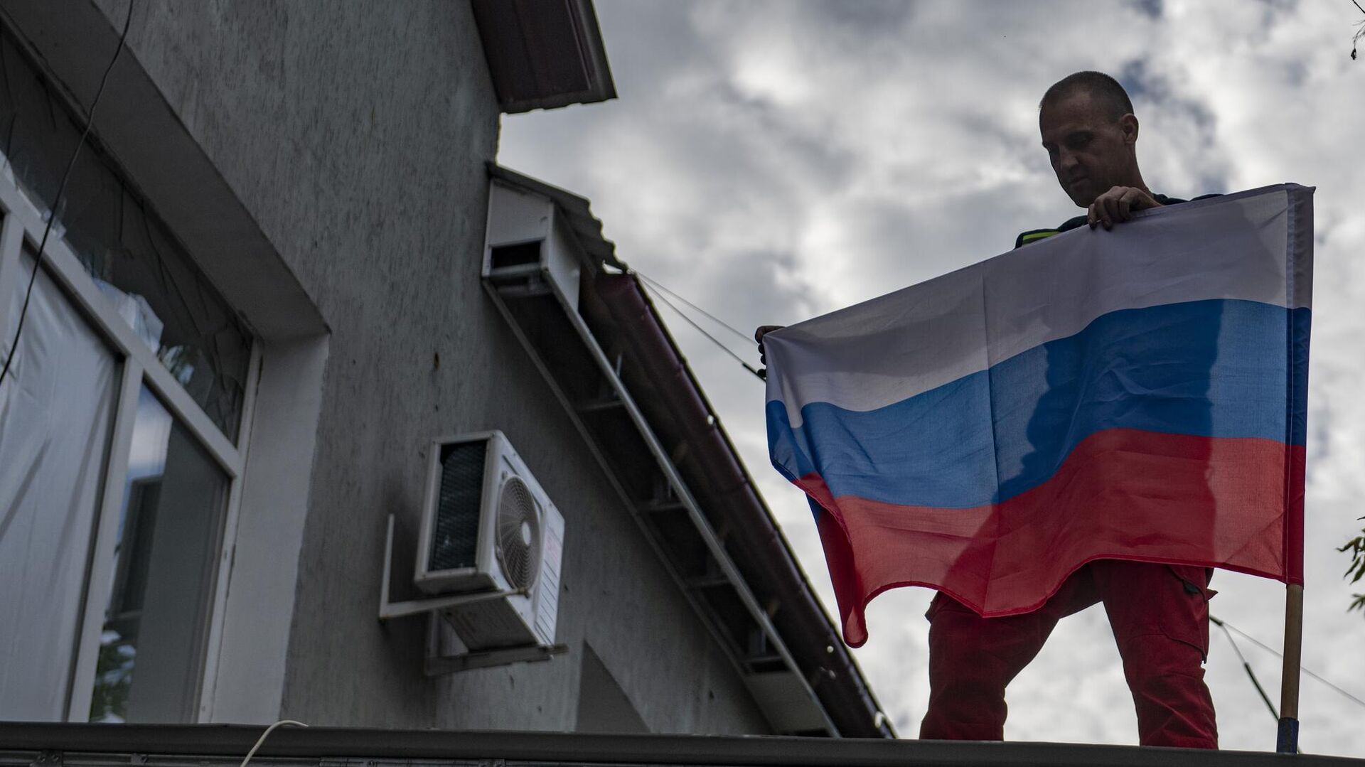 Установка флага Российской Федерации на фасаде одного из домов Лисичанска - РИА Новости, 1920, 29.11.2023