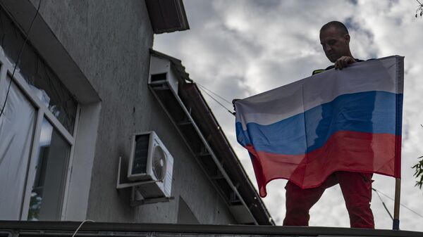 Установка флага Российской Федерации на фасаде одного из домов Лисичанска