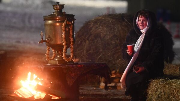 Женщина отдыхает в месте проведения крещенских купаний у Воскресенского Ново-Иерусалимского ставропигиального мужского монастыря на реке Истре
