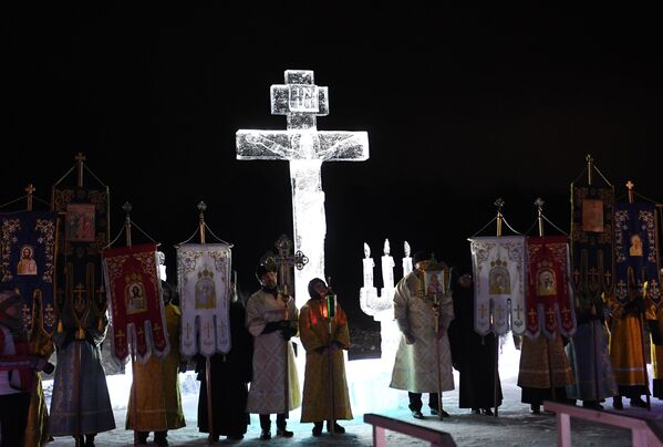 Крестный ход во время празднования Крещения у Раифского Богородицкого мужского монастыря в Зеленодольском районе республики Татарстан